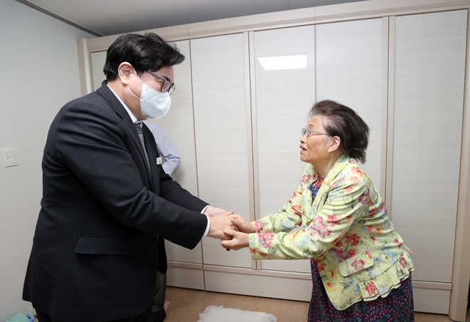 박일하(왼쪽) 서울 동작구청장이 지난 1월 지역 내 취약가구를 방문해 주민에게 안부를 묻고 있다. 동작구 제공