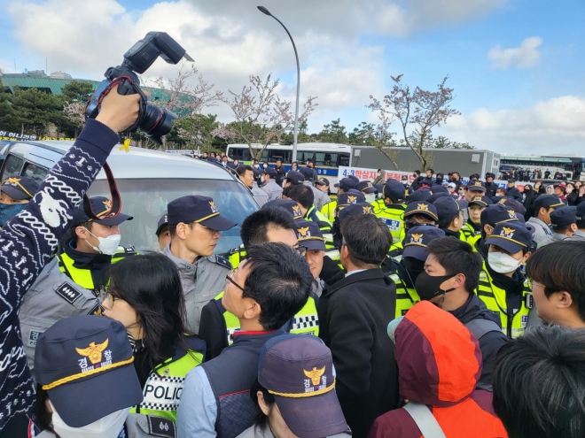 제75주년 4·3추념식이 열리는 제주시 봉개동 제주4·3평화공원 입구 주차장에서 극우단체 서북청년단이 집회를 열려고 하자 시민단체들이 막아서며 마찰을 빚었다. 경찰들은 큰 충돌을 막기 위해 극우단체가 탄 차량을 겹겹이 에워싸고 있는 모습. 제주 강동삼 기자