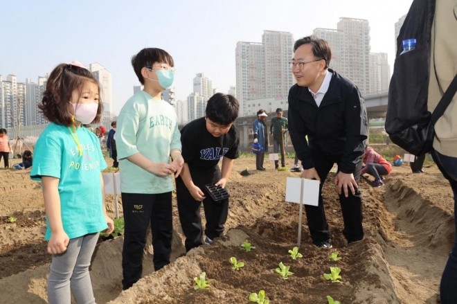 유성훈 금천구청장이 지난 1일 금천 도시농업체험장에서 모종을 심는 어린이들과 대화를 나누고 있다. 금천구 제공