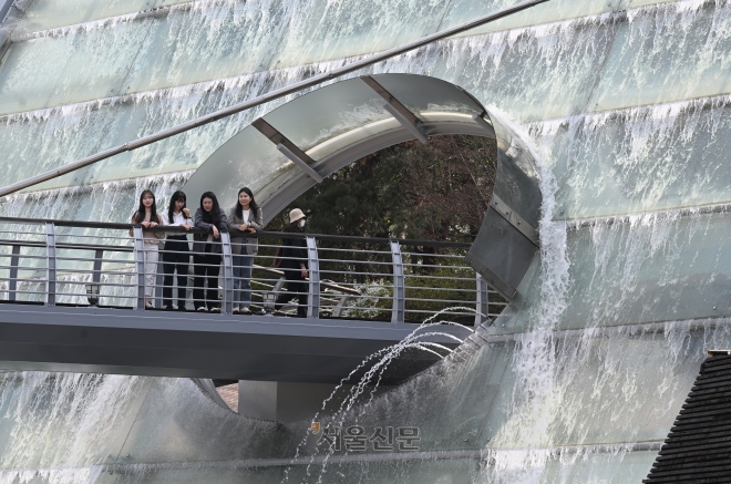 3일 서울 서초구 예술의전당 인근 아쿠아 아트 육교 워터스크린이 가동되고 있다. 2023.4.3안주영 전문기자