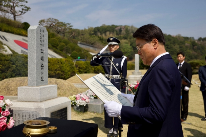 최정우 포스코그룹 회장과 경영진은 3일 별다른 창립 기념 행사를 치르지 않고 국립서울현충원을 찾아 박정희 전 대통령과 박태준 초대 회장의 묘소를 참배했다. 포스코 제공