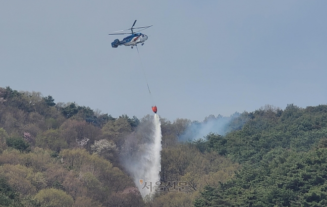 3일 오전 산불이 발생한 충남 홍성군 서부면 중리 야산에서 소방헬기가 진화 작업을 하고 있다. 이종익 기자