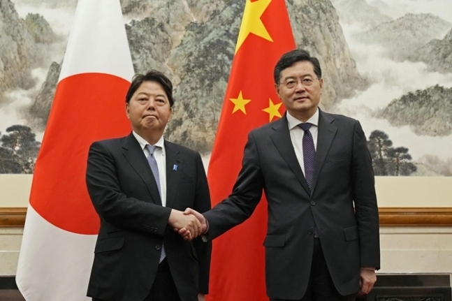 친강(오른쪽) 중국 외교부장과 하야시 요시마사 일본 외무상이 지난 2일 중국 베이징에서 만나 외교 장관회담에 앞서 악수를 나누고 있다. 베이징 로이터 연합뉴스