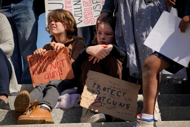 미국 테네시주 내슈빌의 주의회 의사당 앞에서 총기 규제를 요구하는 시위가 열린 지난달 30일(현지시간) 아이들이 손팻말과 함께 앉아 있다. 내슈빌 로이터 연합뉴스