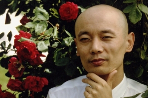 “소파에 축 늘어져 있던 남자, 사진 멋대로 쓴 기업 제소해 14억 챙겨”