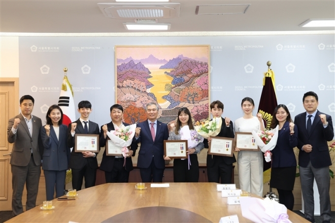 3일 서울시청 쇼트트랙부 박지원, 심석희 이정수 선수와 윤재명 감독, 손하경 코치의 서울시의회장 의장표창 수여식에 참석한 이효원 의원(오른쪽에서 두 번째)