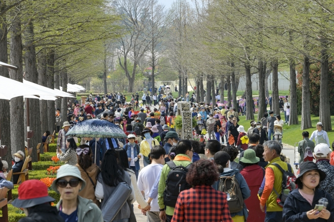 순천만국제정원박람회장을 찾은 관광객들이 국가정원을 걷고 있다.
