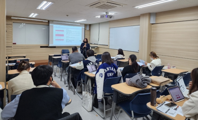 에이치알멘토스 김유리 대표가 2022년 11월 한양대학교 인문계열 진로캠프에서 ‘이디스크’ 기반 해석 특강을 하고 있다. 에이치알멘토스 제공