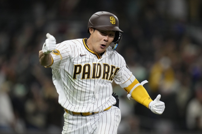 끝내기 홈런을 친 뒤 1루로 달려가며 환호하는 김하성.