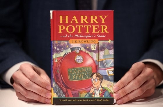 지난해 5월 31일 런던 크리스티 경매에 저자 J.K. 롤링의 친필 사인이 들어가 있는 ‘해리포터와 마법사의 돌’ 초판이 나왔다. 로이터 연합뉴스