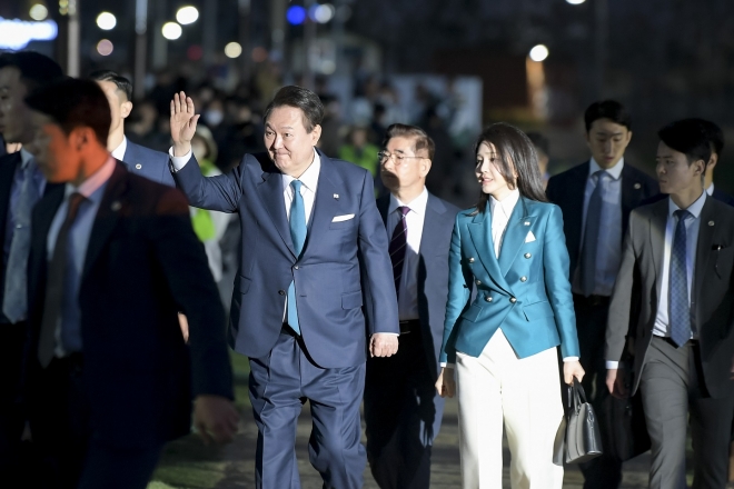윤석열 대통령과 김건희 여사가 지난달 31일 열린 2023순천만국가정원박람회 개막식에 입장하고 있다.