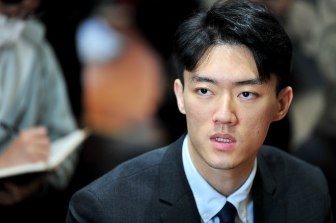 전두환씨의 손자 전우원(27)씨가 31일 오후 광주 동구 옛전남도청 별관을 찾아 5·18 당시 자식을 잃은 어머니들과 이야기하고 있다. 2023.03.31. 뉴시스