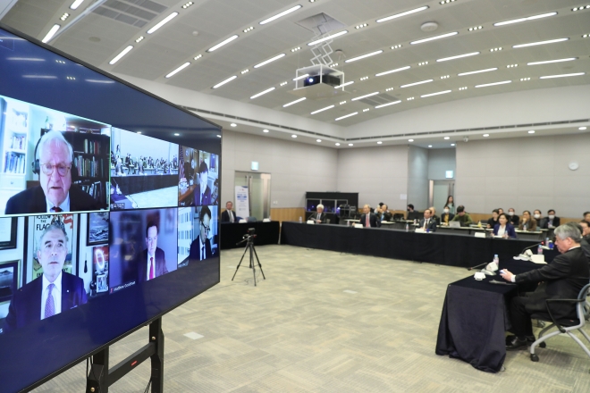 존 햄리(왼쪽 위) 미국 전략국제문제연구소(CSIS) 소장이 4일 서울 여의도 전경련회관 컨퍼런스센터에서 열린 ‘전경련·CSIS 공동 웨비나’에 온라인으로 참석해 인사말을 하고 있다. 전경련 제공