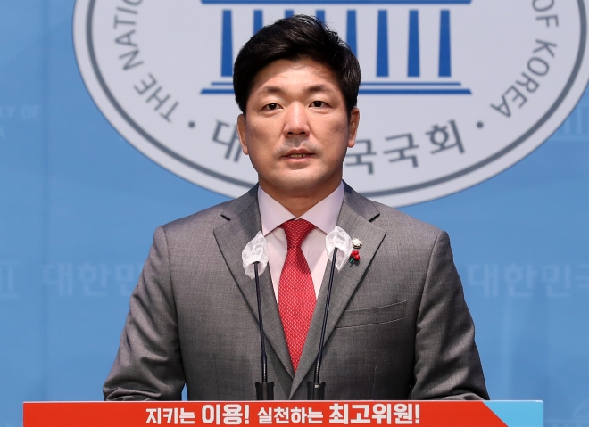 이용 국민의힘 의원이 2일 오전 서울 여의도 국회 소통관에서 최고위원 출마 선언 기자회견을 하고 있다. 뉴시스