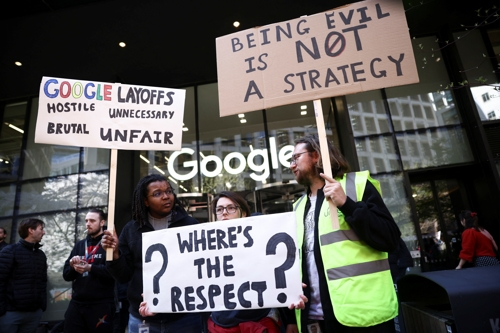 구글 직원들이 4일 런던 킹스크로스 본부 앞에서 ‘사악해지지 말자’는 회사 사훈을 들고 노조 탄압과 대량 해고 위협에 항의하고 있다. 런던 로이터 연합뉴스