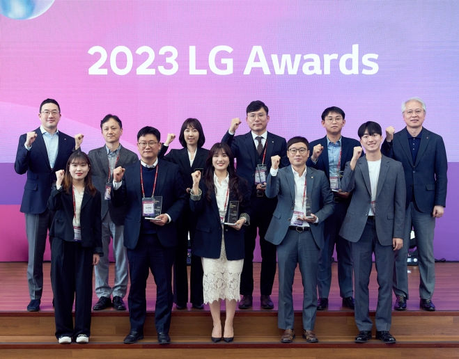 구광모 (주)LG 대표(뒷줄 왼쪽 첫 번째)가 지난 4일 경기도 이천 LG 인화원에서 열린 ‘2023 LG 어워즈’에서 수상자들과 기념 촬영을 하고 있다. LG 제공