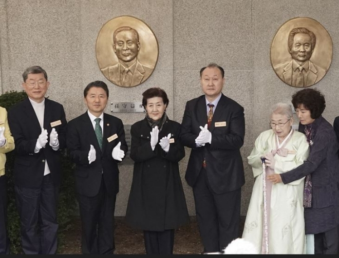 남성현 산림청장(사진 왼쪽 두번째)은 5일 경기 포천 국립수목원에서 제78회 식목일 기념행사 및 ‘숲의 명예전당’ 헌정식을 개최했다. 산림청