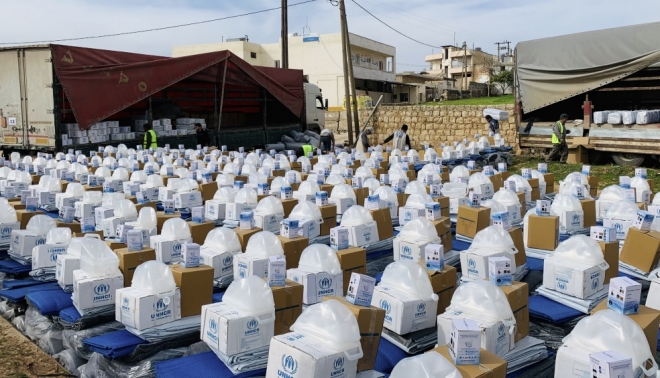 유엔난민기구(UNHCR)의 텐트와 핵심구호물품(CRI) 키트들이 시리아의 한 도시에서 튀르키예 지진의 피해를 입은 사람들에게 전달되기 위해 준비되고 있다.  UNHCR은  튀르키예 현지 비영리 시민사회기관인 WATAN과 협력해 구호 물품을 전달했다.   사진 UNHCR 협력기관 WATAN 제공