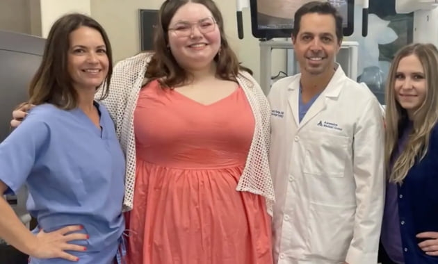 최근 미국 뉴욕포스트는 플로리다 주 잭슨빌에 거주 중인 20세 여성 앨리슨 피셔(왼쪽에서 두번째)의 사연을 소개했다. 난소낭종을 제거해내는 로봇 수술을 성공적으로 마친 앨리슨 피셔. ‘ASCENSION HEALTHCARE’ 홈페이지 캡처