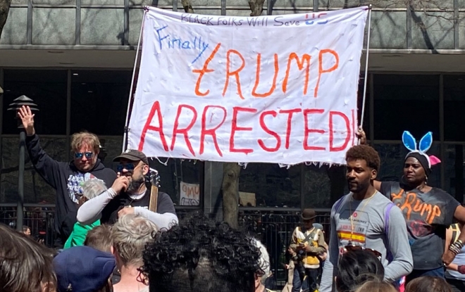 4일(현지시간) 뉴욕 형사법원 앞 ‘콜렉트 폰드’ 공원에서 도널드 트럼프 전 대통령을 규탄하는 시위대가 그가 체포돼야 한다는 내용의 현수막을 들고 있다. 뉴욕 이경주 특파원