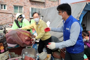 ‘저장강박’ 어르신 돕는 금천… “공동체 복원”[현장 행정]