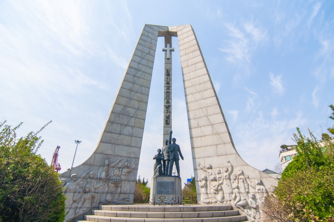 인천 중구에 있는 ‘한국기독교100주년기념탑’은 아펜젤러 부부와 언더우드 동상과 함께 138년 전 조선에서 기독교가 처음 시작된 역사를 기념한다.