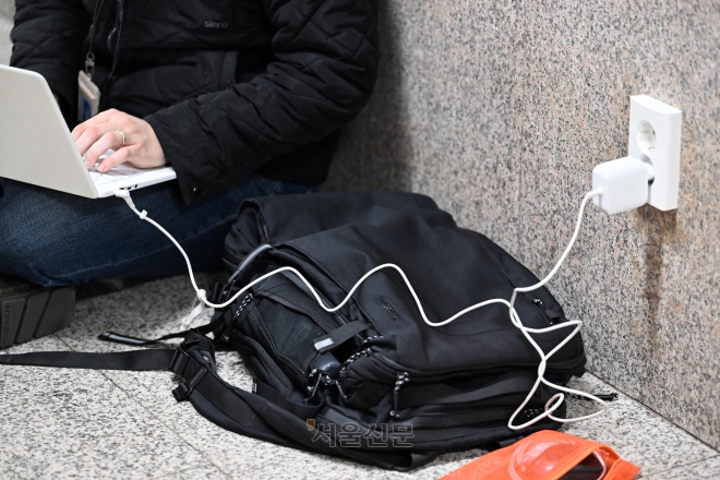 국회 기자들은 복도에서 취재를 하는 시간이 많아 노트북 충전기는 필수다.