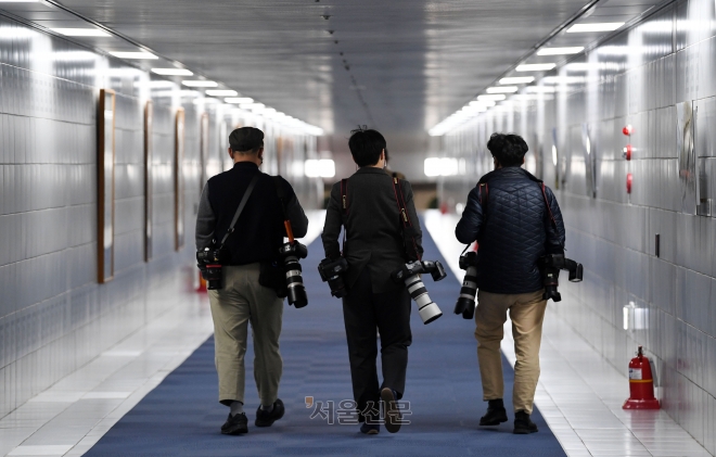 사진기자들이 국회 지하 통로를 이용해 취재 현장으로 가고 있다. 국회 건물 대부분은 지하 통로로 연결돼 있다.