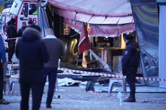 2일(현지시간) 폭발이 발생한 러시아 상트페테르부르크 한 카페 주변을 경찰이 둘러싸고 있다. 2023.4.2 AP 연합뉴스