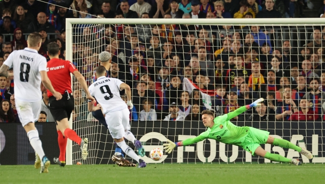 카림 벤제마가 6일 캄노우에서 열린 바르셀로나와의 스페인국왕컵 4강 2차전에서 상대 골키퍼 마크 안드레 테르 슈테겐의 손이 닿지 않는 구석으로 골을 성공시키고 있다.  [로이터 연합뉴스]