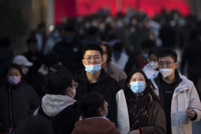 베이징의 한 야외 쇼핑몰에서 마스크를 쓴 사람들이 인파 속을 걷고 있다. AP연합뉴스