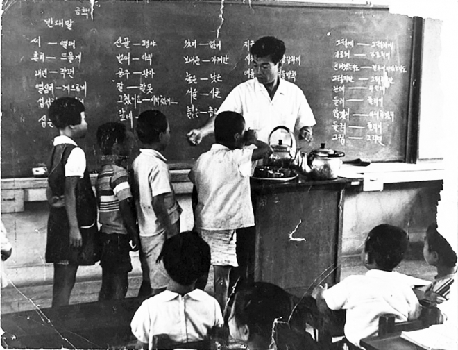 1970년대 국민학교(현 초등학교)에선 교사가 기생충이 발견된 학생들을 교탁으로 불러내 구충제를 나눠 주고 먹게 했다. 친구들이 보는 앞에서 어떤 기생충에 감염됐는지 알리고 구충제를 삼키는 모습까지 보여 주는 것은 아이들에게 수치심을 안겨 주기에 충분했다. 기생충학을 전공한 정준호 박사는 한국에서 기생충 박멸이 가능했던 이유는 바로 ‘수치심’과 ‘비정상’을 강조했기 때문이라고 분석했다. 한국건강관리협회·후마니타스 제공