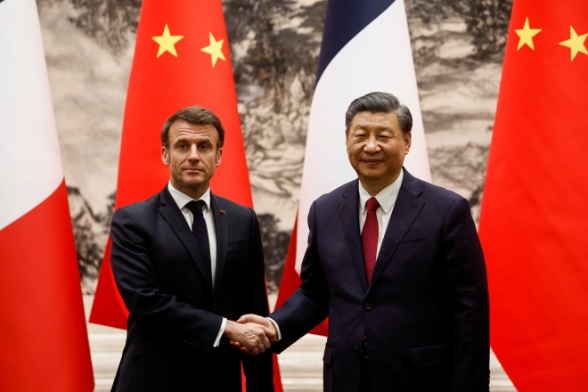 에마뉘엘 마크롱(왼쪽) 프랑스 대통령이 6일 중국 베이징 인민대회당에서 정상회담에 앞서 시진핑 중국 국가주석과 악수하고 있다. 베이징 로이터 연합뉴스