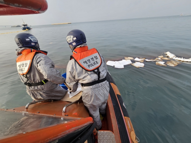 보령해경 경비함정 직원들이 해양오염 방제작업 중이다. 보령해경 제공