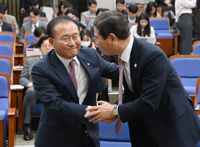 7일 오전 국회에서 국민의힘 신임 원내대표 선출된 윤재옥(왼쪽)의원이 선거 결과 발표 직후 김학용 의원으로 부터 축하인사를 받고 있다. 2023.4.7안주영 전문기자