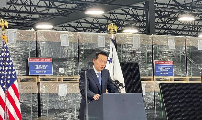 김동관 한화솔루션 부회장이 6일(현지시간) 조지아주 달튼 태양광 모듈 공장에서 미국 최대 태양광 밸류체인 프로젝트 ‘솔라허브’에 대해 설명하고 있다. 한화솔루션 제공