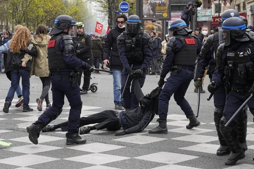 프랑스 경찰이 6일 연금 개혁 반대 시위대를 체포하고 있다. 파리 AP 연합뉴스