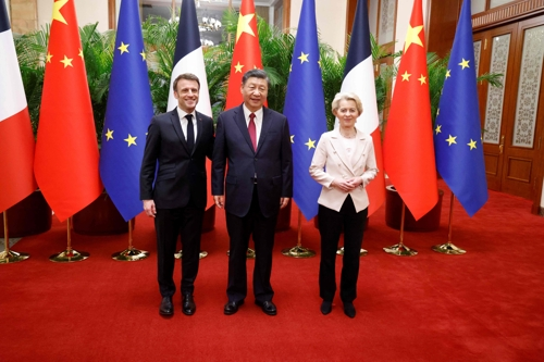 에마뉘엘 마크롱(왼쪽) 프랑스 대통령이 6일 베이징에서 시진핑 중국 국가주석과 사진촬영을 하고 있다. 오른쪽은 우르줄라 폰데어라이엔 유럽연합 집행위원장. 베이징 AFP 연합뉴스