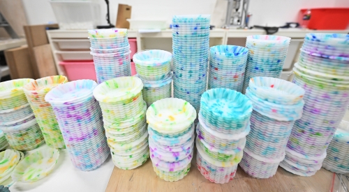 ‘플리스틱 베이커리’에 타르트 형태의 완성된 제품들이 쌓여있다. 2023.3.31 홍윤기 기자