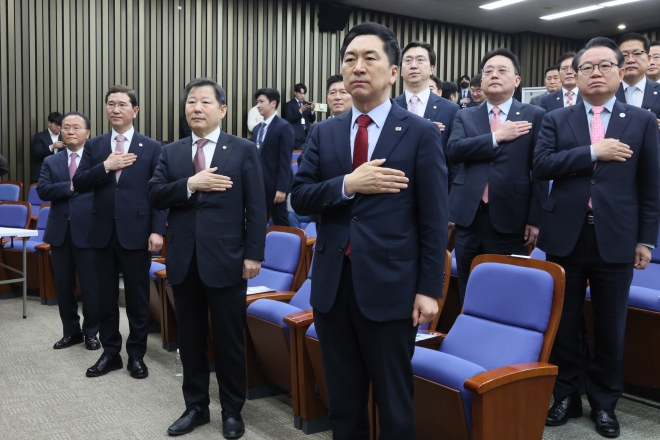 국민의힘 김기현 대표가 7일 오전 국회에서 열린 국민의힘 원내대표 선출을 위한 의원총회에서 국기에 경례하고 있다. 연합뉴스