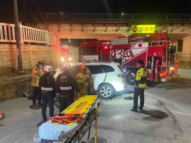 지난달 8일 오전 4시 58분쯤 동해시 구호동에서 육군 부사관 A씨가 몰던 차량이 축대 벽을 들이받아 조수석에 타고 있던 아내 B씨가 숨졌다. 사진 강원도소방본부