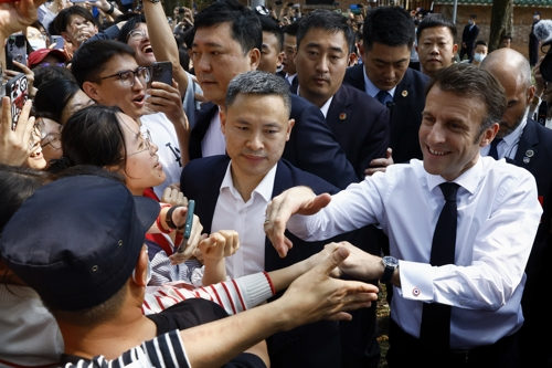 에마뉘엘 마크롱 프랑스 대통령이 7일 중국 광저우 중산대학교에서 중국 대학생들의 열렬한 환영을 받고 있다. 광저우 AP 연합뉴스