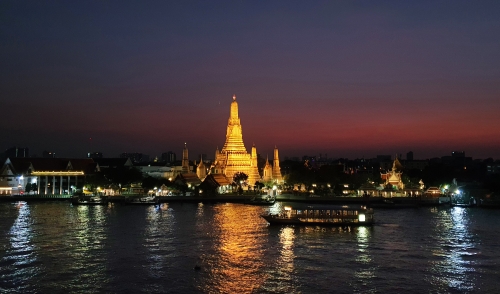 태국 방콕 차오프라야 강변의 왓 아룬(새벽 사원).