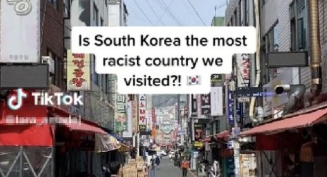한국에 놀러 온 외국인 커플이 히치하이킹을 실패한 것을 두고 ‘인종차별’ 당했다고 주장했다.  SNS 캡처