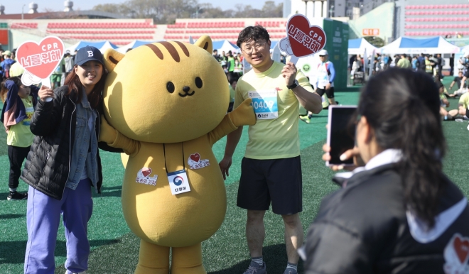 행정안전부가 2023군산새만금국제마라톤대회가 열린 월명종합체육관에서 생명의 소중함을 알리는 심폐소생술  #두 손의 기적을 알리기 디지털소통 캠페인을 벌이고 있다. 행정안전부 제공