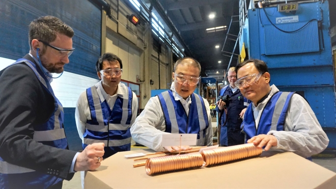 유럽을 방문 중인 구자은(왼쪽 세 번째) LS그룹 회장이 최근 독일 L&amp;K 공장에서 핵심 제품인 무산소동봉에 대한 설명을 듣고 있다. LS그룹 제공