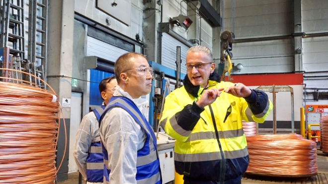 구자은(왼쪽) LS그룹 회장이 독일 L&amp;K 공장을 방문해 L&amp;K CEO인 크리스토퍼 바클리지로부터 핵심 제품인 무산소동생산 공정에 대한 설명을 듣고 있다. LS그룹 제공