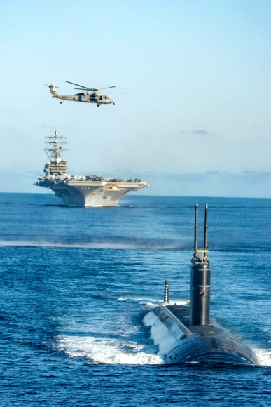 미일 대잠전 훈련에 참가한 미국 측 전력들이 30일 동해 공해상에서 기동훈련을 하고 있다. 사진은 미국 핵잠수함 아나폴리스함(앞쪽부터), 미국 원자력 추진 항공모함 로널드 레이건함, 미국 해상작전 헬기 MH-60 시호크. 연합뉴스