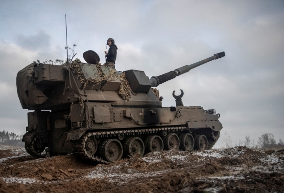 17일(현지시간) 우크라이나 동부 돈바스 도네츠크주 최전방에서 우크라이나 군인들이 러시아 진지를 향해 폴란드산 크라프 자주 곡사포를 발사할 준비를 하고 있다. 2023.1.17 로이터 연합뉴스