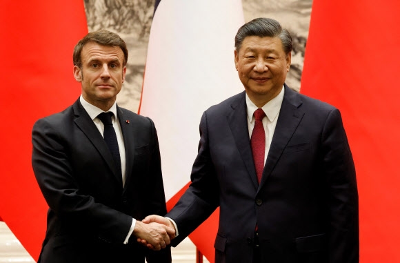 시진핑(오른쪽) 중국 국가주석과 에마뉘엘 마크롱 프랑스 대통령이 지난 6일 베이징 인민대회당에서 가진 공동 기자회견에서 악수를 나누고 있다. 베이징 AFP 연합뉴스